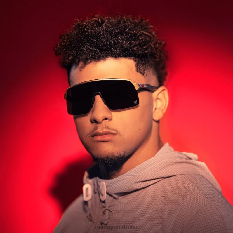 Sutro Lite Patrick Mahomes II Collection Prizm Black Lenses, Olympic Gold Frame Oakley2ZJX996