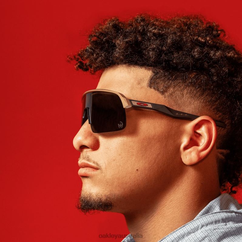 Sutro Lite Patrick Mahomes II Collection Prizm Black Lenses, Olympic Gold Frame Oakley2ZJX996